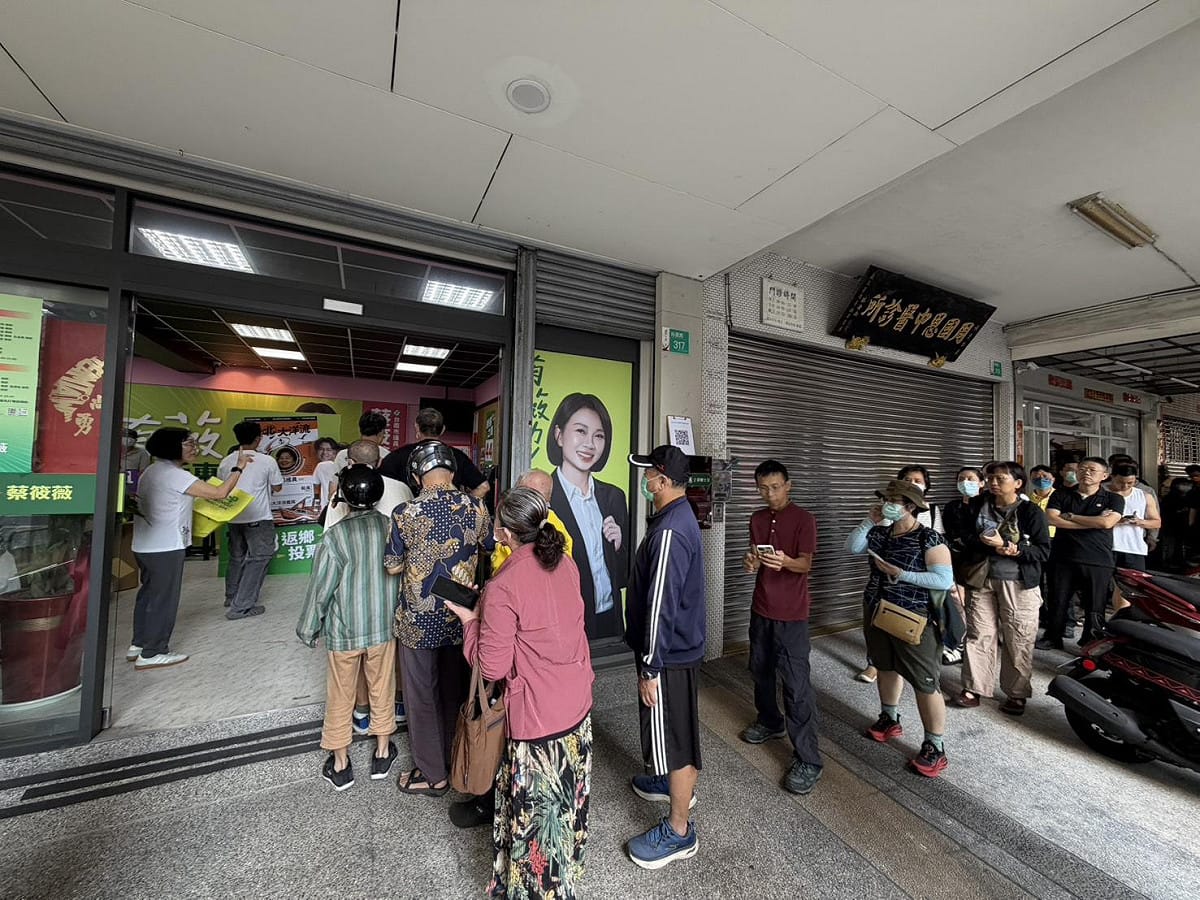 台南市議員蔡筱薇響應民進黨台北市長參選人沈伯洋掀起的「洋流」，除了製作沈伯洋及蔡筱薇人型立牌外，也透過發放象徵洋流精神的「洋流飄帶」，與民眾分享這股從台北延伸至各地的政治參與熱潮。 圖：蔡筱薇競選總部提供