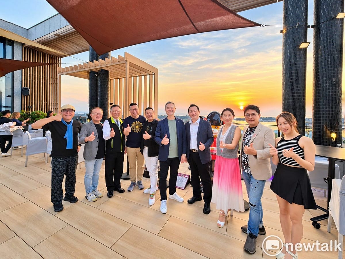 台南安平雅樂軒酒店頂樓 Sky Bar 全新開放，以開闊的戶外高空景致為背景，結合特色調酒、台灣在地美食與現場音樂，打造安平週末夜晚的全新休閒體驗。 圖：安平雅樂軒酒店提供