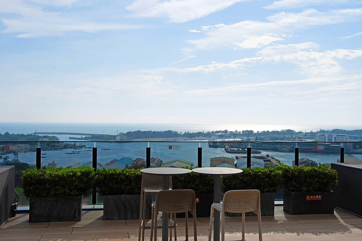 台南安平雅樂軒酒店頂樓 Sky Bar 全新開放，以開闊的戶外高空景致為背景，結合特色調酒、台灣在地美食與現場音樂，打造安平週末夜晚的全新休閒體驗。 圖：安平雅樂軒酒店提供