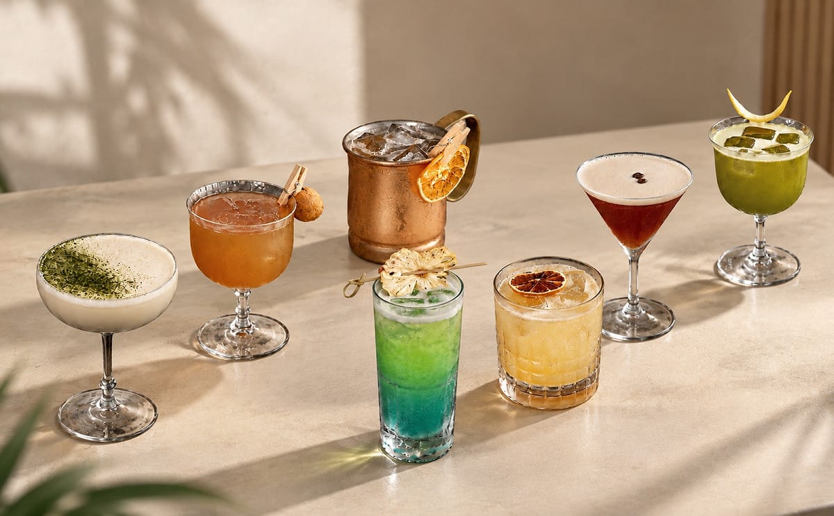 台南安平雅樂軒酒店頂樓 Sky Bar 全新開放，以開闊的戶外高空景致為背景，結合特色調酒、台灣在地美食與現場音樂，打造安平週末夜晚的全新休閒體驗。 圖：安平雅樂軒酒店提供