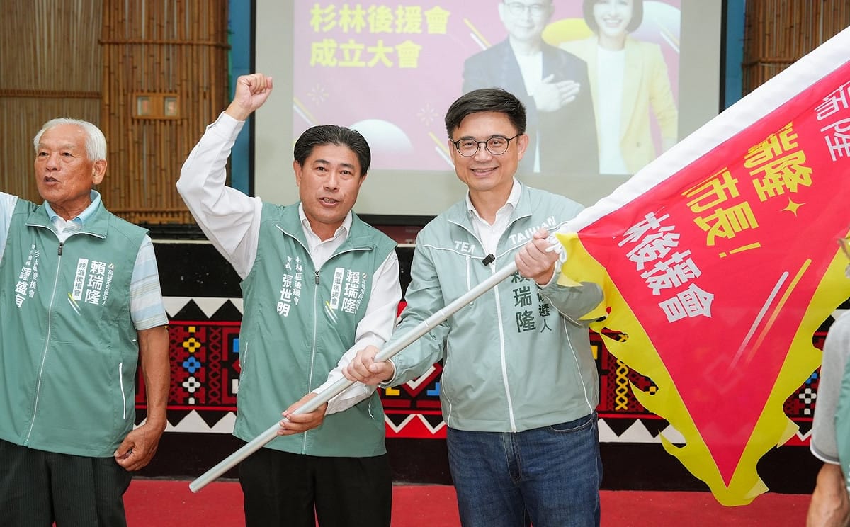 賴瑞隆(右)授戰旗給杉林後援會榮譽會長張世明(中)。 圖：賴瑞隆競總／提供