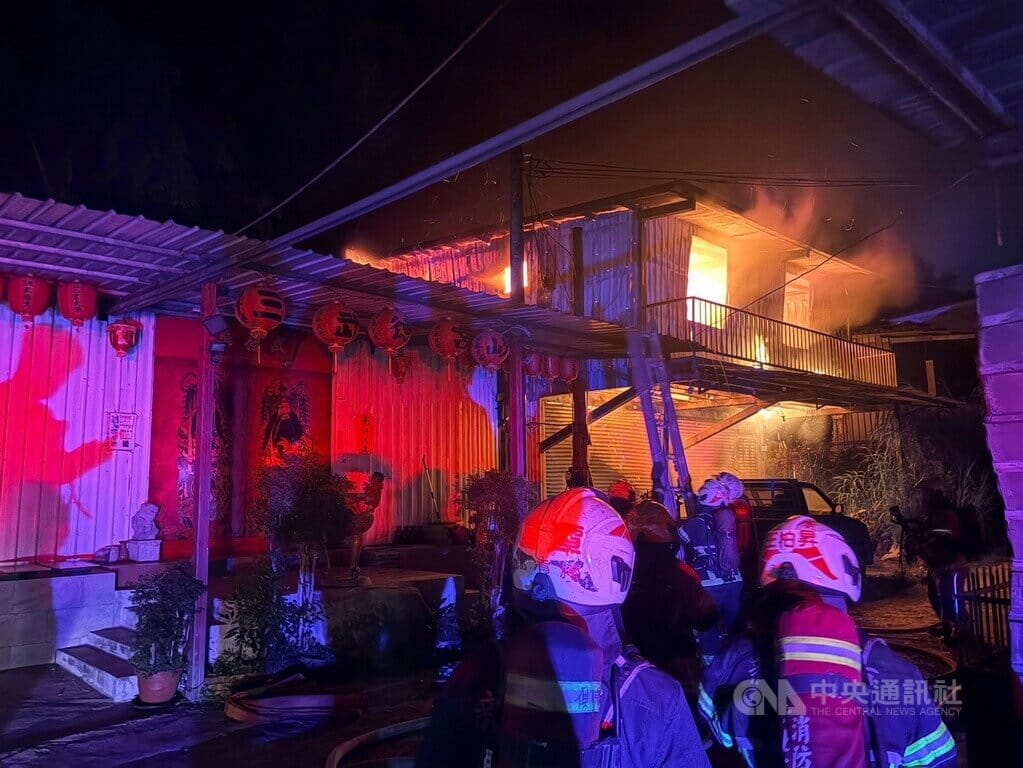 新北市三峽區紫微路鐵皮屋16日凌晨發生火警，消防與警察前往搶救、協勤，獨居曾姓屋主被發現時已經死亡，警方聯繫家屬處理後事，詳細起火原因待查。（翻攝畫面）中央社記者黃旭昇傳真　115年10月16日