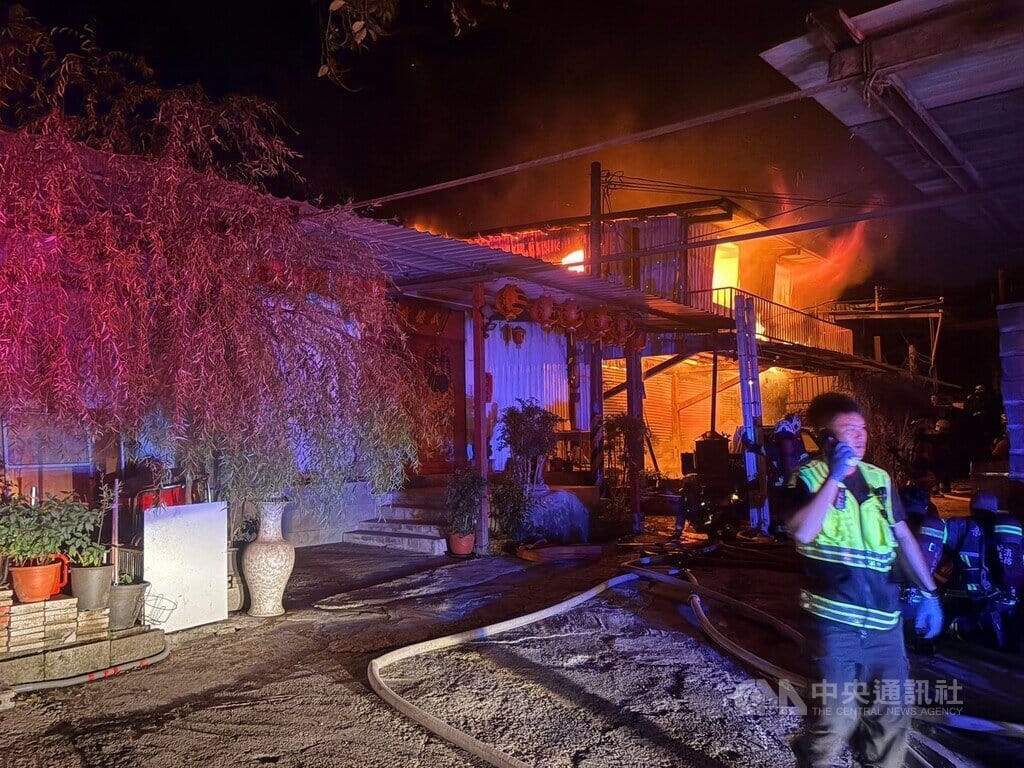 新北市三峽區紫微路一處2層樓鐵皮屋16日凌晨發生火警，消防人員撲滅火勢後，在2樓發現1具焦屍為曾姓獨居長者，已聯繫家屬處理後事，詳細起火原因待查。（翻攝畫面）中央社記者黃旭昇傳真　115年10月16日