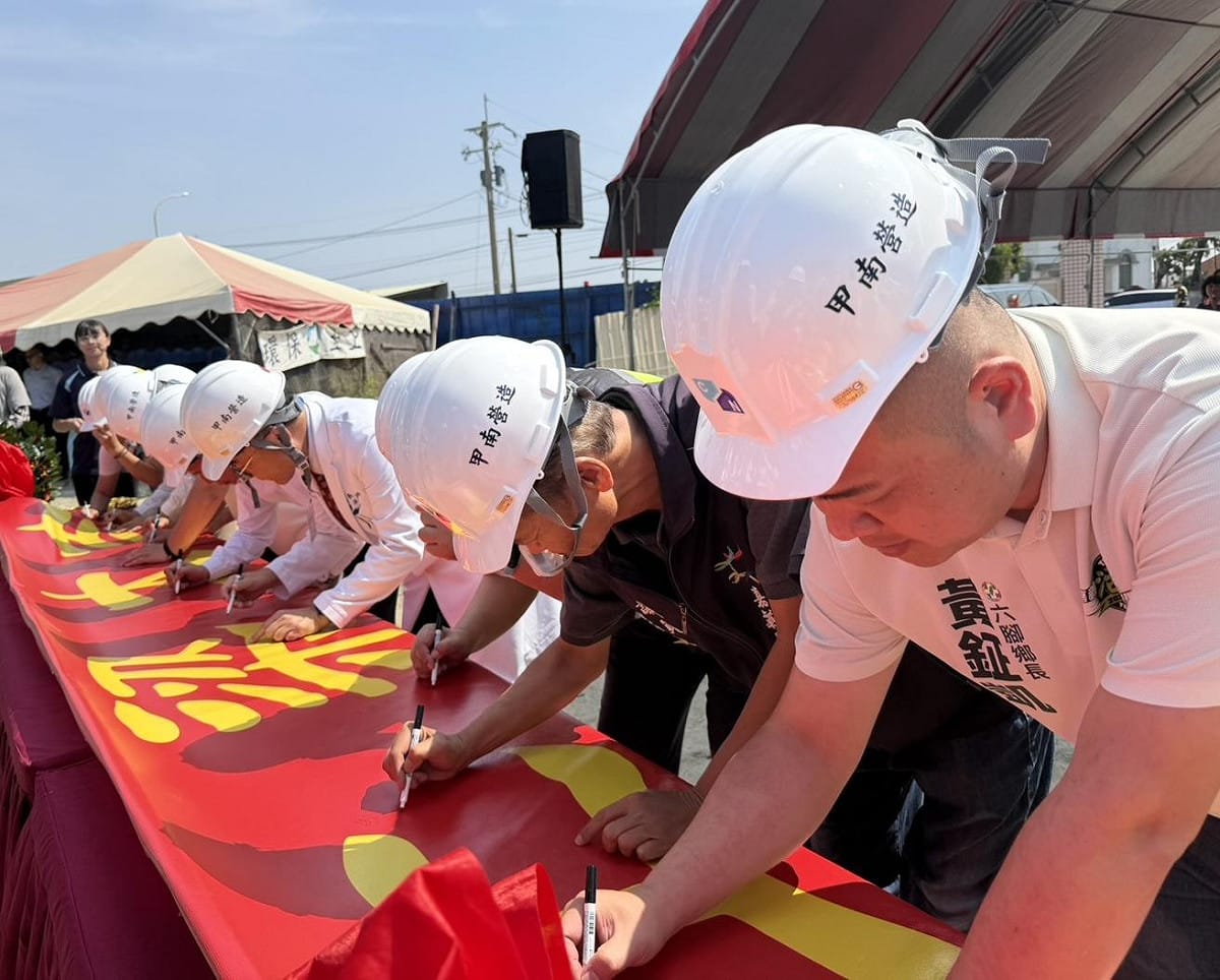 嘉義縣六腳鄉「六腳住宿式長照機構興建工程」上梁典禮的祝福儀式。 圖：國土署提供