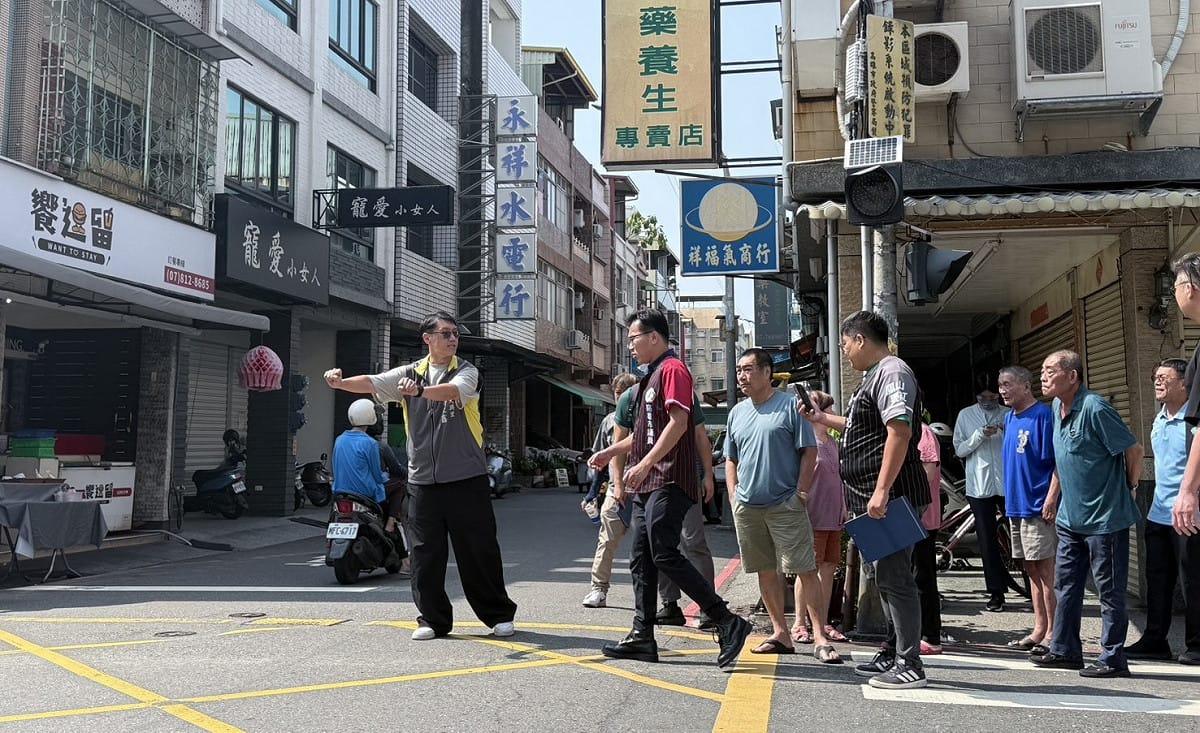 在地民眾到場參與緊急會勘，促成交通局、道工處允諾1個月內增設減速平台。 圖：林智鴻服務處／提供