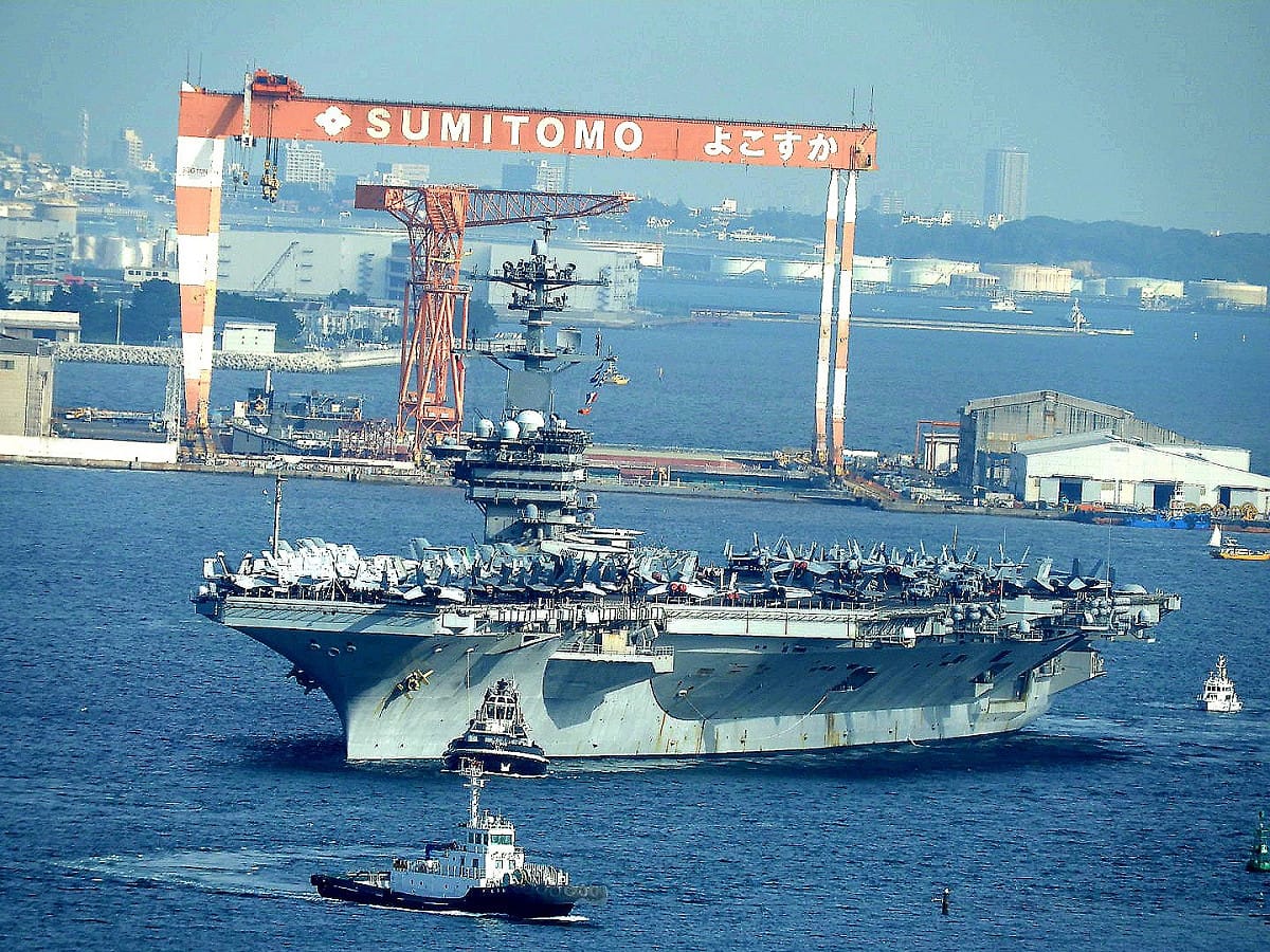 美國海軍核動力航空母艦「羅斯福號（CVN-71）」，16日上午9時，滿載艦載機駛入日本神奈川縣駐日美軍橫須賀基地泊靠。 圖：翻攝「X」@MICHIYAM