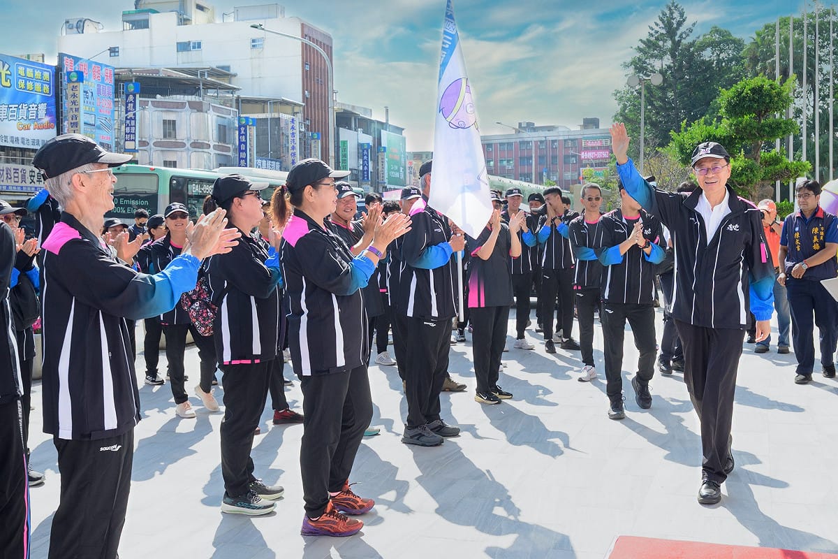 桃園市長張善政今（16）日前往市府體育局，出席「115年全民運動會桃園市代表隊授旗典禮」。 圖：桃園市政府提供