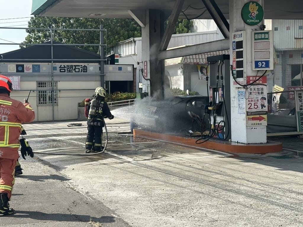 1輛自小客車16日中午失控撞入台中市石岡區1處加油站加油泵島，引發火勢，消防人員獲報前往救援，幸駕駛即時脫困逃出。（民眾提供）中央社記者趙麗妍傳真　115年10月16日