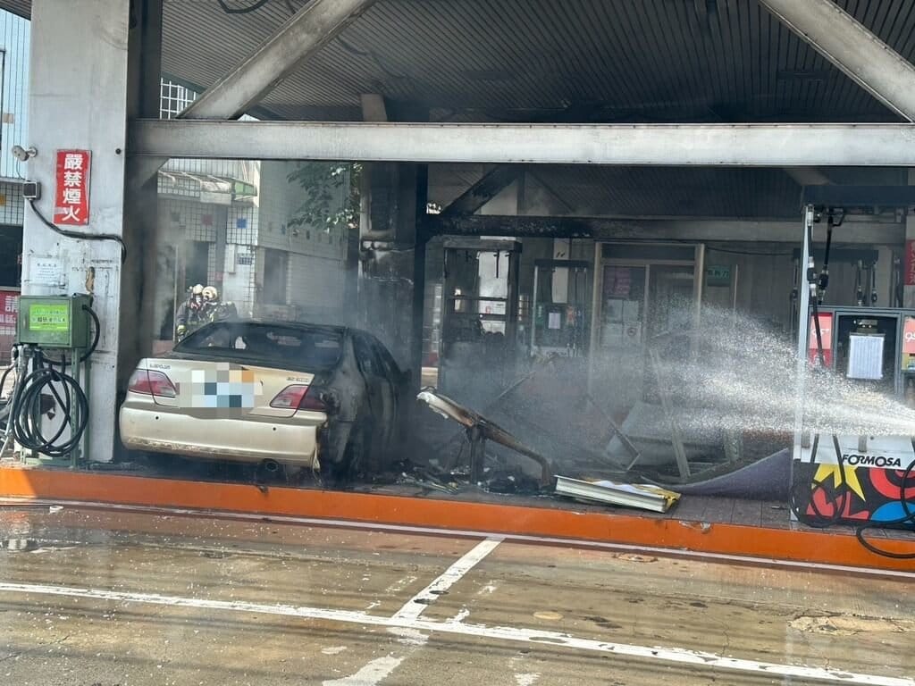1輛自小客車16日中午失控撞入台中石岡1處加油站加油泵島，消防人員獲報馳援，控制火勢。（民眾提供）中央社記者趙麗妍傳真　115年10月16日