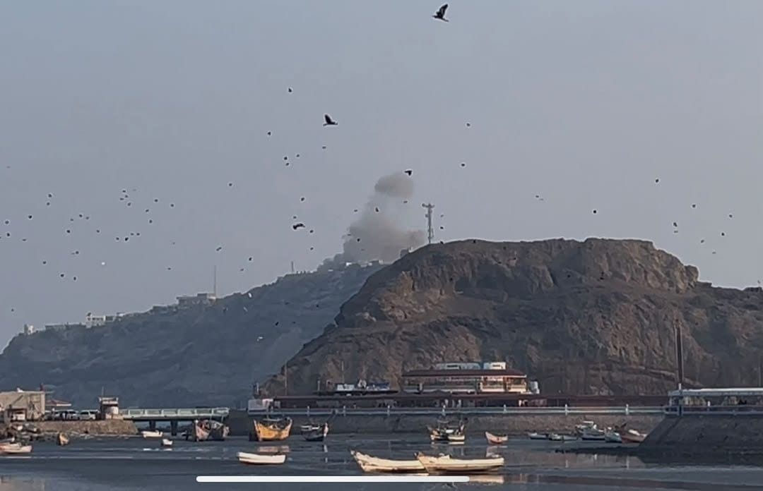 葉門南部城市亞丁的阿爾瑪席克總統府， 15 日遭到胡塞武裝發射飛彈與無人機襲擊造成 5 死 16 傷。 圖:翻攝自 X @AccionMilitar