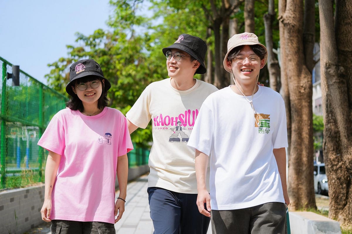 賴瑞隆第二波募款小物推出3款限量插畫T-shirt。 圖：賴瑞隆競總／提供