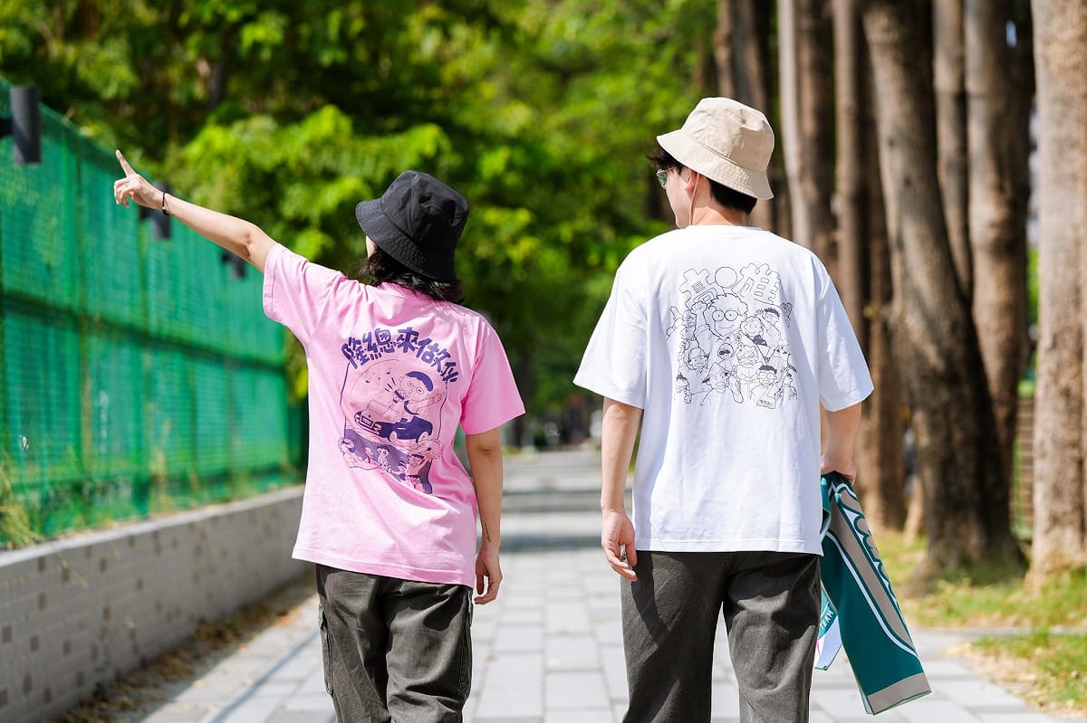 3款限量插畫T-shirt從插畫設計到手工絹印，全程由在地團隊操刀。 圖：賴瑞隆競總／提供
