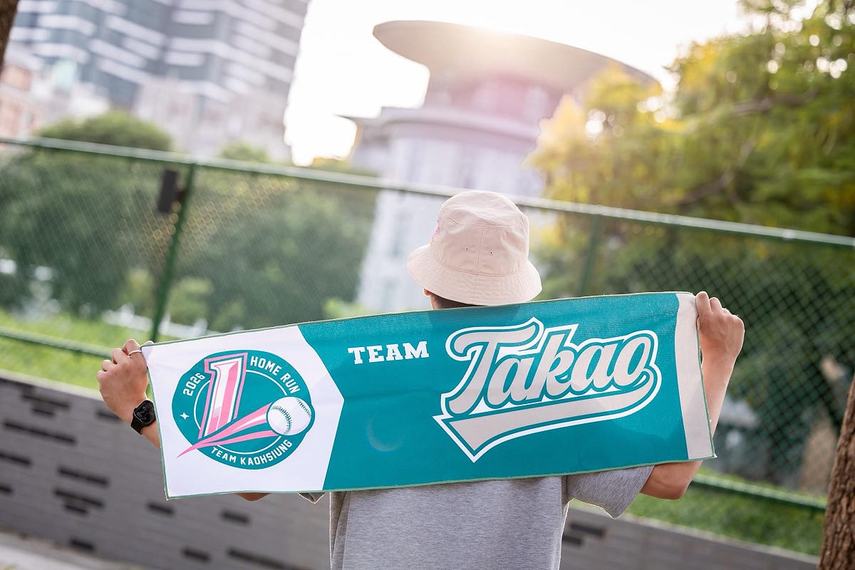 賴瑞隆競選團隊同步推出「TEAM TAKAO細絨毛巾」。 圖：賴瑞隆競總／提供