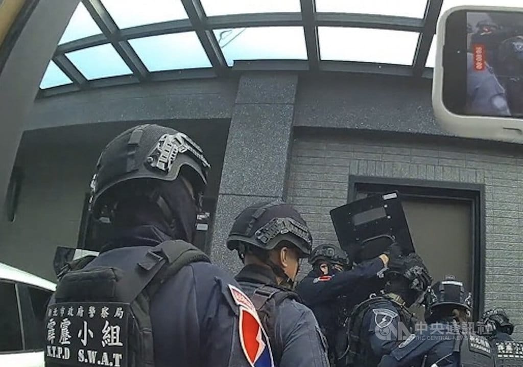 新北地檢署指揮新北市警察局樹林分局發動2波查緝，今年6月、9月前往前往暴力討債集團位於新竹、桃園據點攻堅搜索，查扣現金逾新台幣200萬元及大量借款本票等證物。（翻攝畫面）中央社記者曹亞沿傳真　115年10月16日