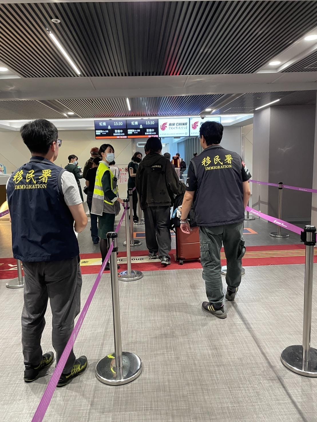 中國交換生王姓男子（右二）在移民署人員押解下，已被驅逐出境。 圖：移民署提供