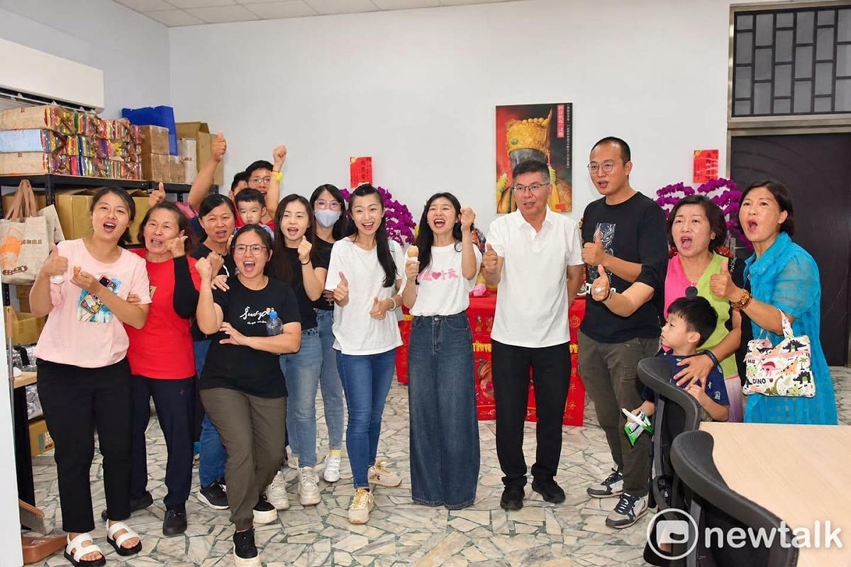 王文宗（右四）疑為助攻女兒王詩媛（右五）進軍台南市第二選區市議員，涉嫌招攬地方里長及選區選民近百人前往中國旅遊，涉嫌觸犯《公職人員選舉罷免法》及《反滲透法》。 圖：翻攝王詩媛臉書