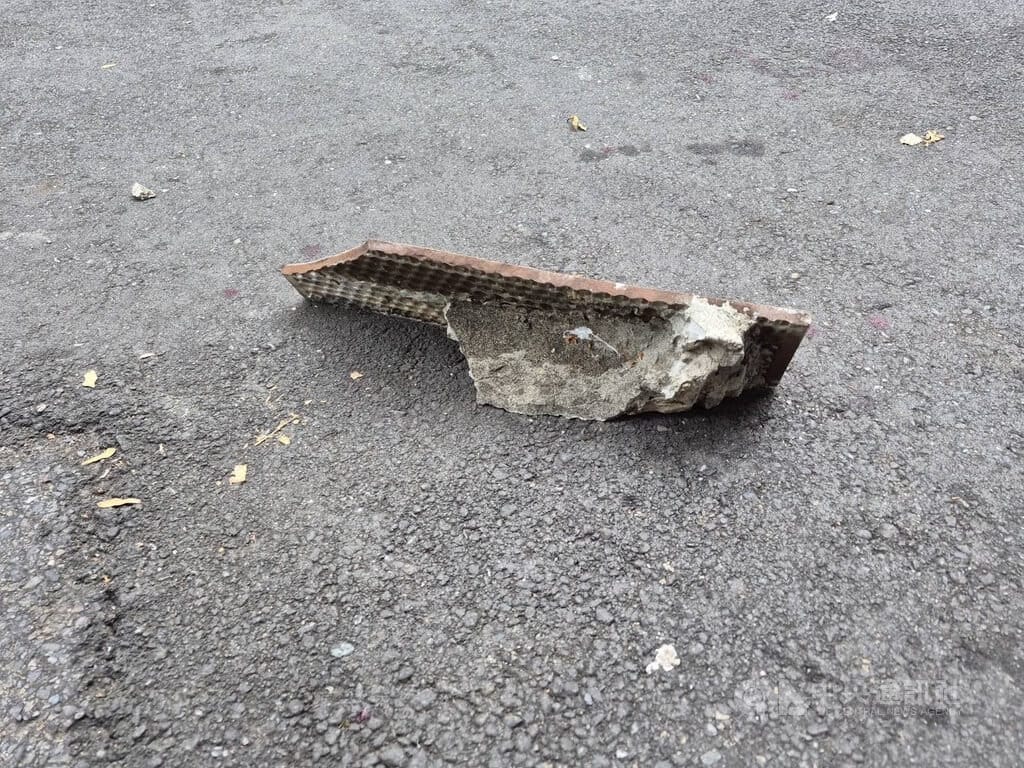 江姓男子16日行經台北市北投區知行路附近公寓外，遭建物外牆掉落的磁磚砸傷，台北建築管理工程處說，對所有權人未盡維護管理責任依建築法罰新台幣12萬元。（翻攝畫面）中央社記者劉建邦傳真　115年10月16日