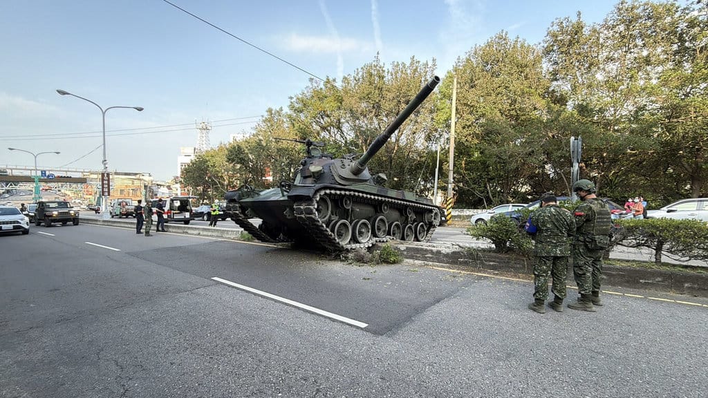 一輛國軍CM11戰車16日下午行經苗栗縣台13線南苗路段，疑因煞車系統故障，撞擊分隔島。陸軍第八軍團強調，對於軍車事故造成用路人的不便至感歉意，將全力配合警方調查，釐清事故原因。（民眾提供）中央社記者管瑞平傳真　115年10月16日