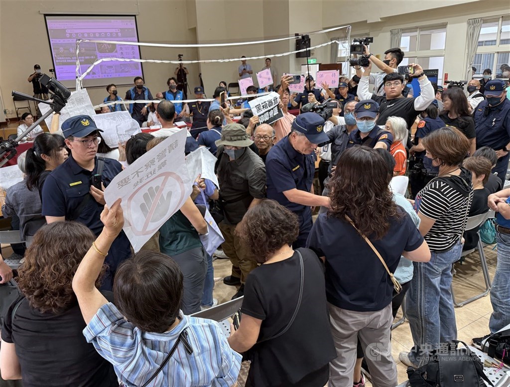 圖為民國115年4月15日南投縣垃圾處理及再生能源中心第2階段環境影響評估範疇界定會議第3次延續會議現場。（中央社檔案照片）