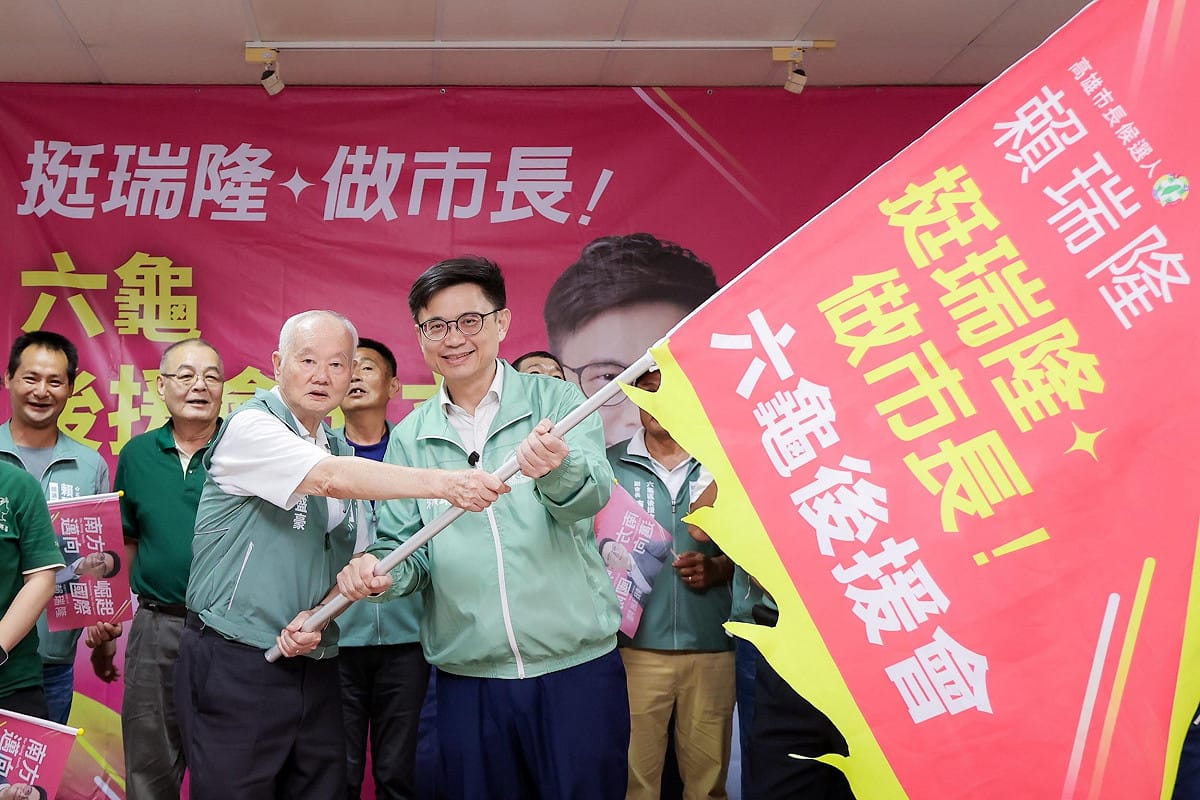 賴瑞隆(右)授戰旗給六龜後援會。 圖：賴瑞隆競總／提供
