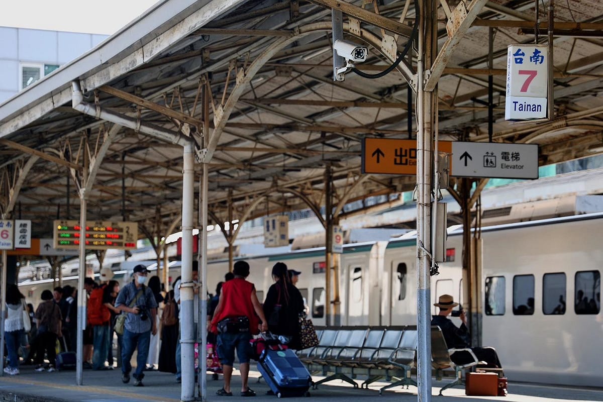 隨著今晚最後一班地面列車駛離，明日首班列車將正式駛入地下軌道，陪伴台南市民超過百年的地面鐵路也將逐步走入歷史。 圖：台南市政府提供