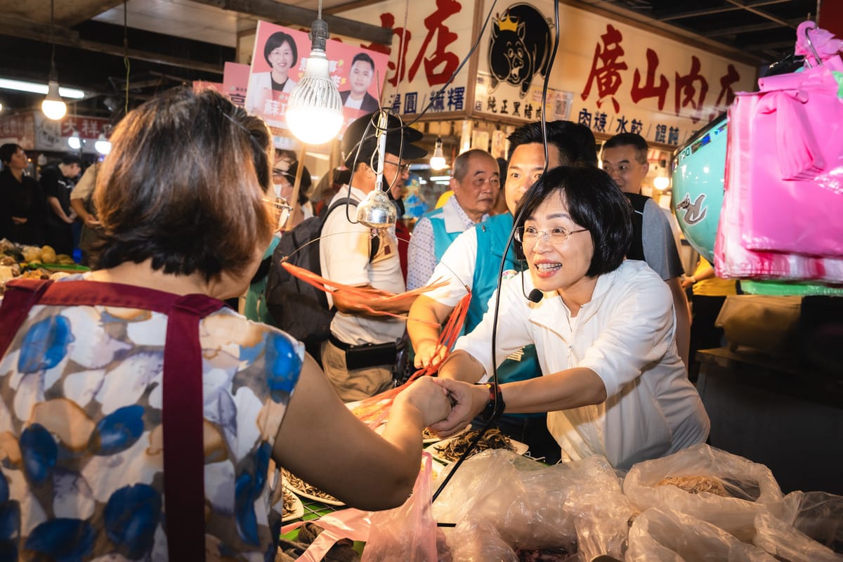 蘇巧慧逐一向支持者問好，並感謝大家的支持與鼓勵，展現選戰倒數階段持續升溫的高人氣。 圖：蘇巧慧競總提供