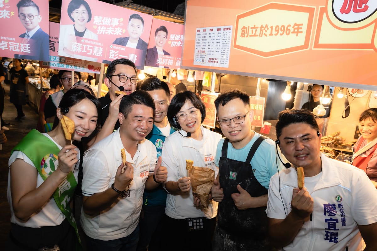 夜市攤商爭相與蘇巧慧合照，蘇巧慧也逐一向支持者問好。 圖：蘇巧慧競總提供