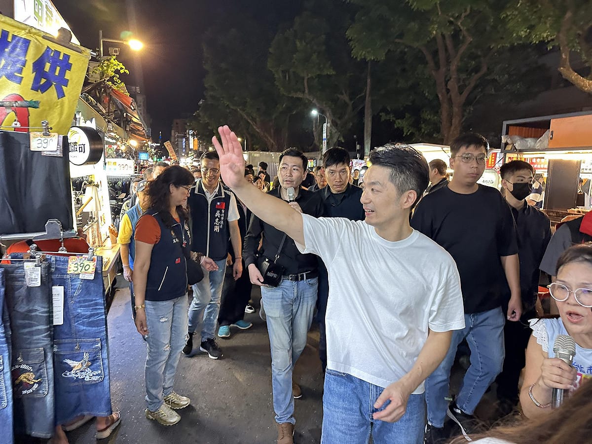 蔣萬安晚間臨時安排到萬華龍山寺旁的廣州街、華西街與梧州街夜市「公務考察」。 圖：張良一/攝