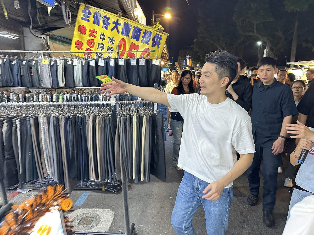 蔣萬安晚間臨時安排到萬華龍山寺旁的廣州街、華西街與梧州街夜市「公務考察」。 圖：張良一/攝