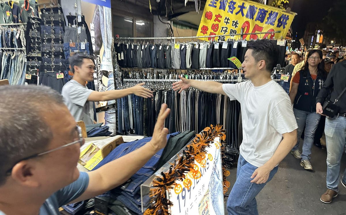 蔣萬安視察夜市變掃街?洪婉臻翻4年前發言:應同標準受檢驗