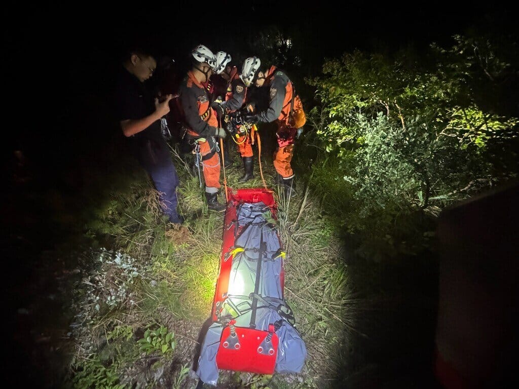 蘇花公路台9丁線9.8公里處下邊坡16日發現一具男性腐屍，宜蘭縣消防局獲報到場將遺體先搬運至路面，死者確切身分尚待釐清。（宜蘭縣消防局提供）中央社記者沈如峰宜蘭縣傳真　115年10月16日