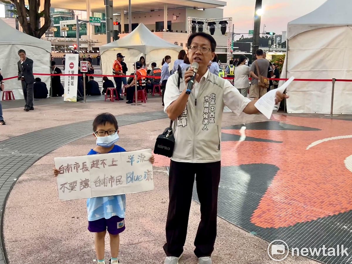 陳昌輝在台南後火車站會場陳情，為基層庶民與商圈店家發聲。針對市內交通治理、科技執法過當及商圈蕭條等民生議題拋出強烈訴求，喊出「市長跟不上洋流，卻讓市民陷入Blue流！」呼籲總統與市府正視台南開單過度帶來的生存壓力。 圖：陳昌輝競選總部提供