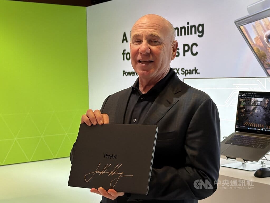輝達（NVIDIA）個人運算業務資深副總裁費雪（Jeff Fisher）（圖）16日來台，參加慶祝RTX Spark個人電腦開賣的實體派對，向現場媒體展示由輝達執行長黃仁勳親筆簽名的RTX Spark筆電。中央社記者吳家豪攝　115年10月16日 圖：中央社提供