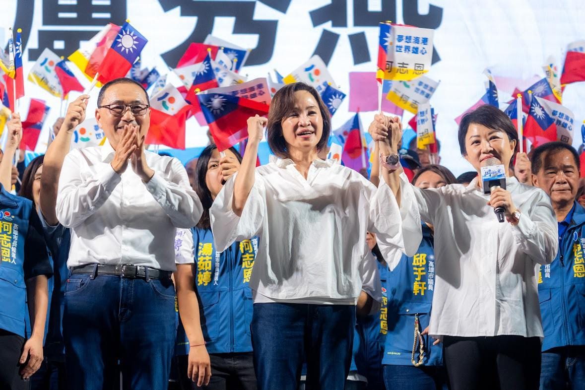 侯友宜(左)、盧秀燕(右)到場為柯志恩(中)站台，與地方民代、支持者展現團結拚勝選的氣勢。 圖：柯志恩競總／提供