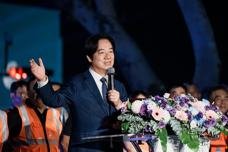 賴清德總統出席站前「通車入厝」典禮，再次向鐵道沿線拆遷戶致歉。 圖：總統府提供