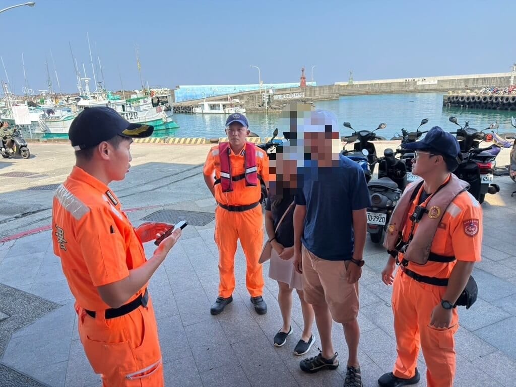 2名美國籍遊客15日在小琉球花瓶岩摸海龜，遭民眾錄影通報。海巡獲報趕往現場帶回2人，依涉違反野生動物保育法解送台灣屏東地方檢察署偵辦。（海巡提供）中央社記者黃郁菁傳真 115年10月17日