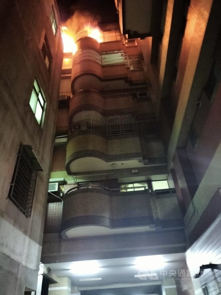 台中東區1處住宅大樓17日火警，台中市政府消防局獲報到場疏散住戶並撲滅火勢，救出1名女子送醫。（翻攝照片）中央社記者蘇木春傳真　115年10月17日
