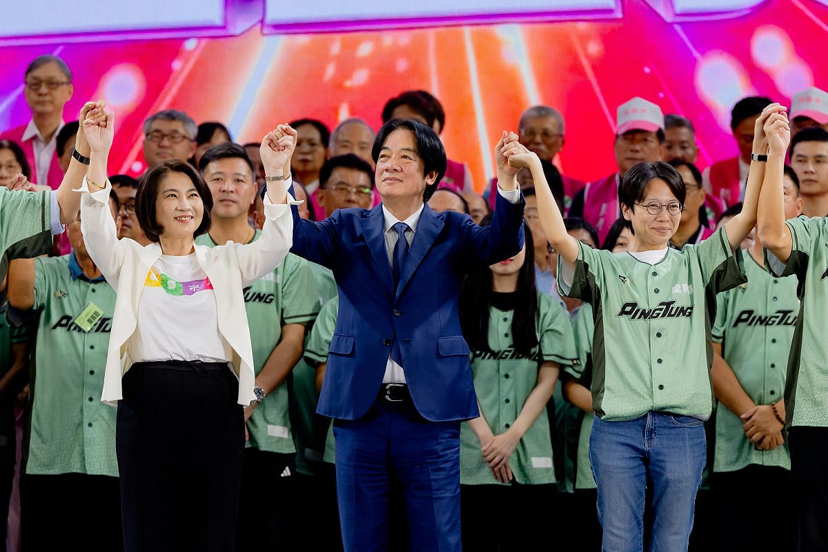 賴清德(中)呼籲，讓屏東市長候選人梁育慈(右)當選，創下最年輕市長紀錄，並與周春米縣長(左)及中央通力合作，將重大建設逐一推動落實，達成「均衡台灣」的願望。 圖：民進黨提供