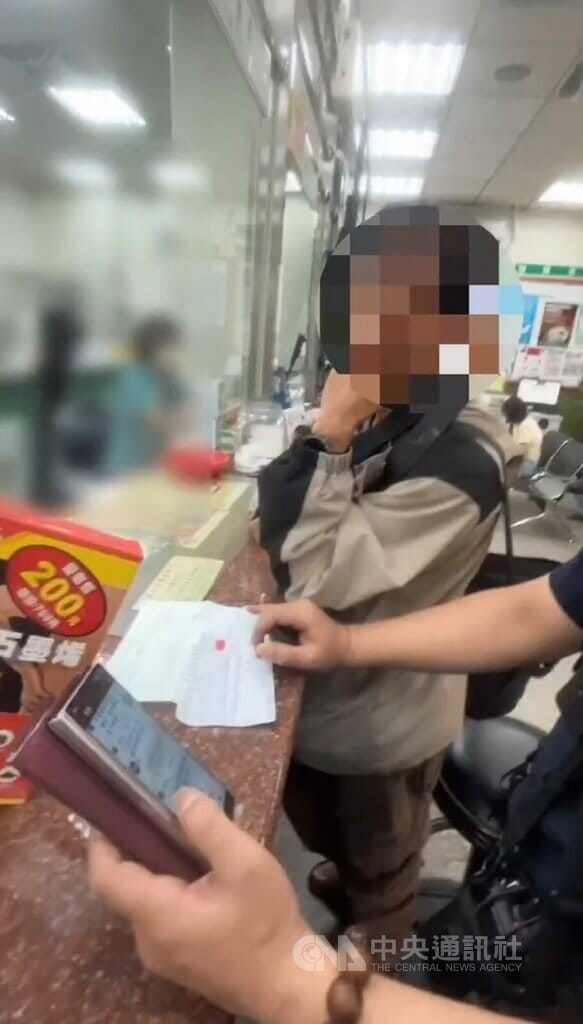 台中陳姓男子（圖）與自稱離婚網友網戀，對方日前稱父親離世缺喪葬費欲借新台幣3萬元，還指導陳姓男子臨櫃匯款要說「還親戚購物款」，經郵局員工發現有異報案，成功阻詐。（翻攝照片）中央社記者蘇木春傳真　115年10月17日