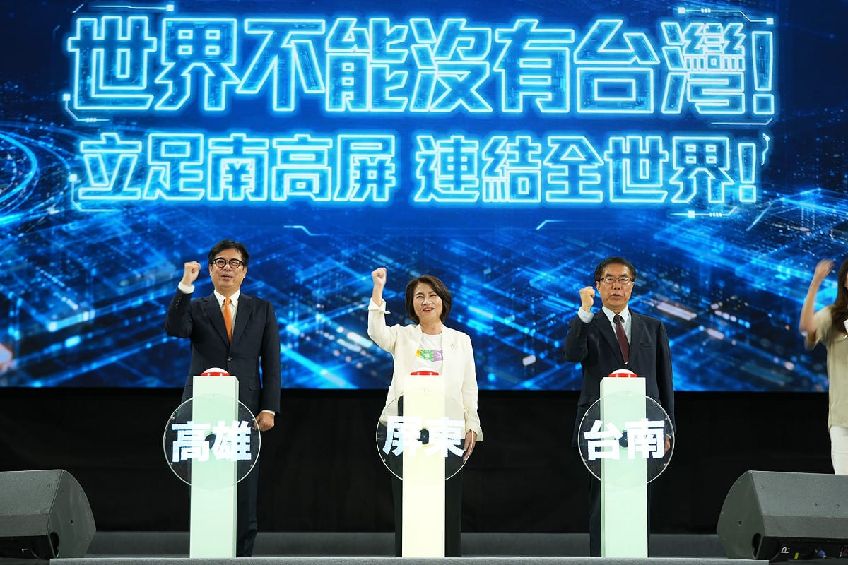 周春米(中)與黃偉哲(右)、陳其邁(左)合體「啟動大南方，連結全世界」，展現半導體S廊帶引領台灣科技發展的決心。 圖：周春米競總／提供