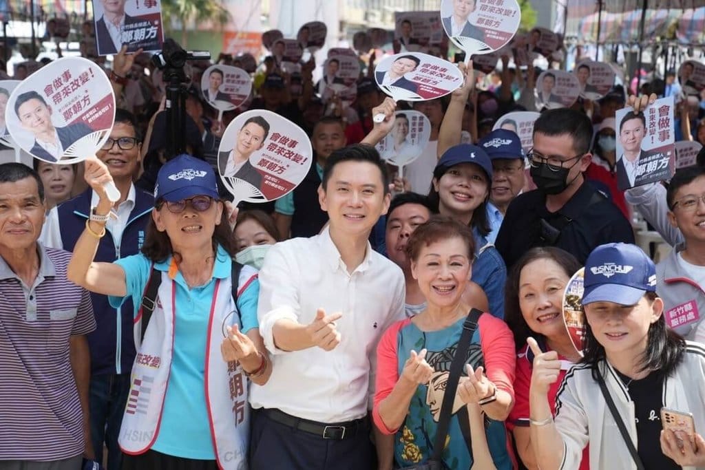 民進黨新竹縣長參選人鄭朝方（前左3）17日在關西鎮成立競選服務處，提出以牛欄河串聯老街、古橋等景點，打造客庄「散步京都」，並推動綠色交通、改善道路安全，帶動地方觀光及產業發展。 圖：（鄭朝方競選團隊提供）