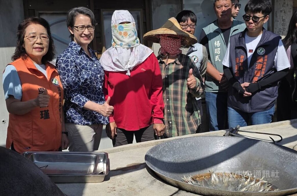 副總統蕭美琴（左2）17日參訪澎湖縣地方創生成果，體驗魚灶蒸魚等，也邀國民一起認識澎湖。 圖：中央社