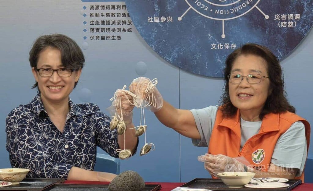 副總統蕭美琴（左）17日參訪澎湖縣地方創生成果，盛讚澎湖青年返鄉投入，延續守護珍貴石滬特有文化。 圖：中央社