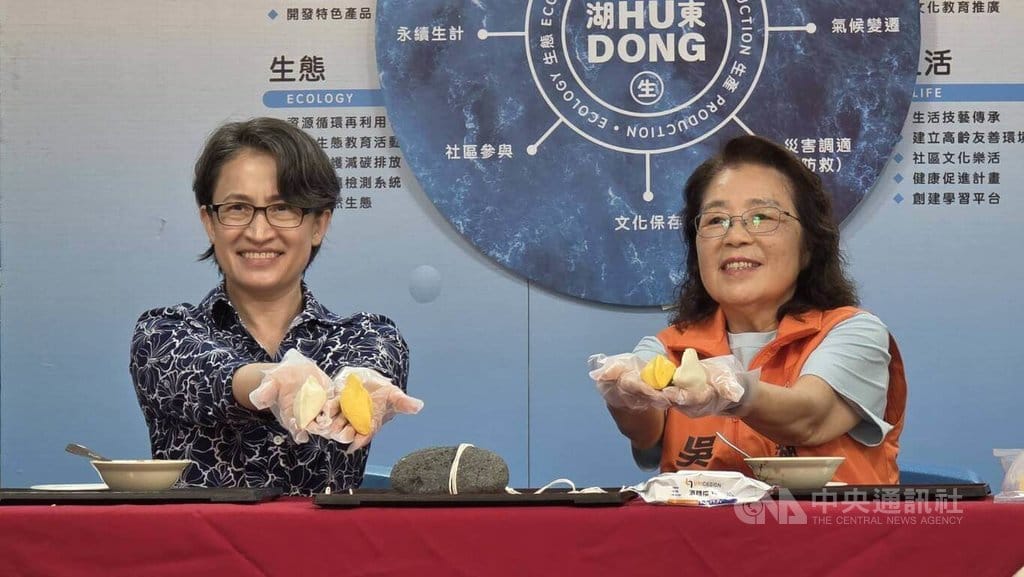 副總統蕭美琴（左）17日參訪澎湖縣地方創生成果，體驗在地特色文化，也邀國民一起認識澎湖。 圖：中央社