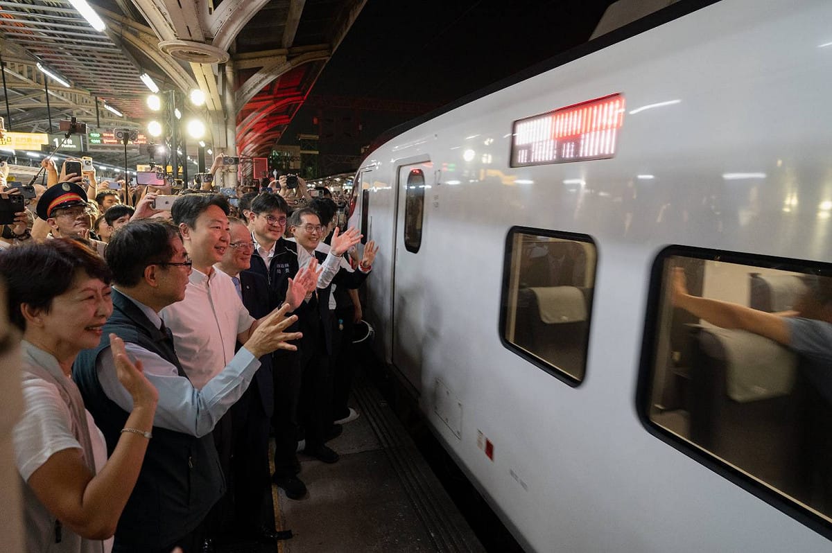 昨晚，台南車站最後一班地面列車南下145次自強號準備駛離，並於今日正式改為地下車站。 圖：台鐵公司／提供