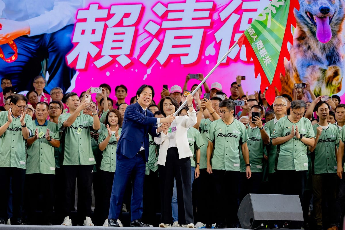 周春米競選總部今天舉行成立大會，賴清德親自授予戰旗。 圖：民進黨提供
