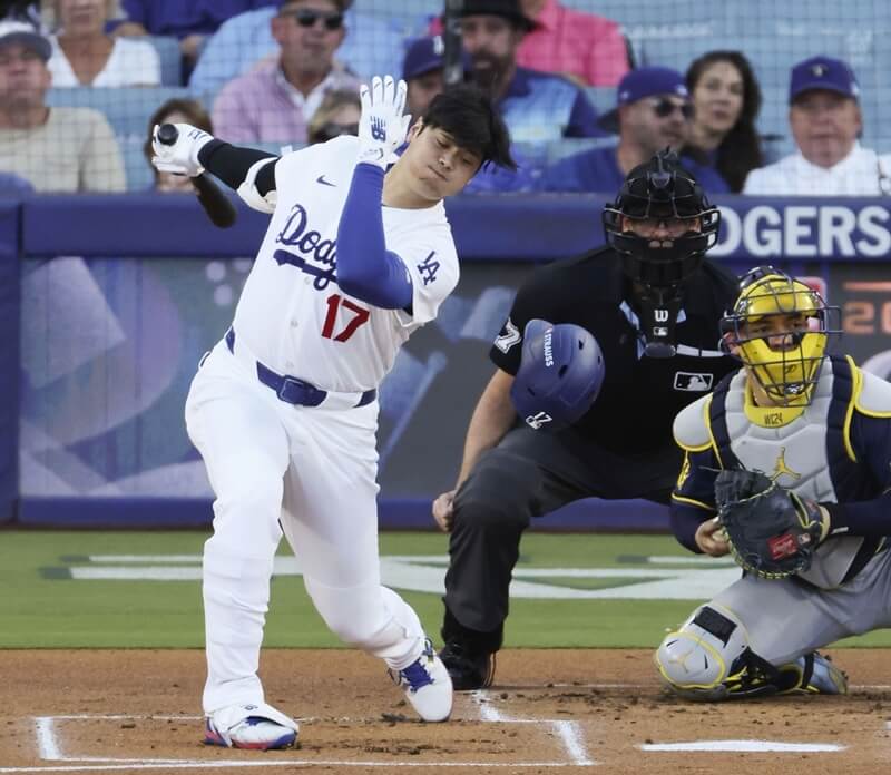 MLB洛杉磯道奇隊日籍球星大谷翔平15日在國聯冠軍戰出賽，第1局上場打擊揮棒落空遭到三振。（共同社）