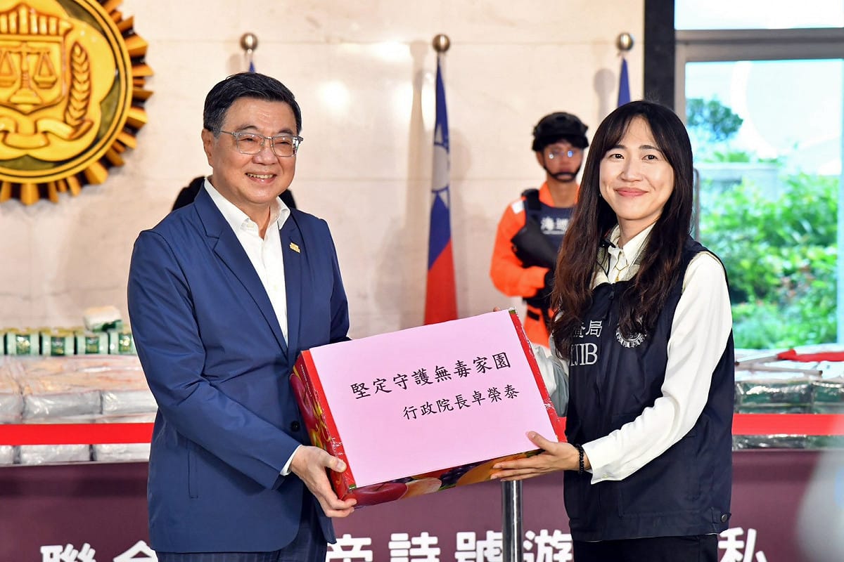 卓榮泰(左)表揚破獲毒品案有功人員。 圖：行政院／提供
