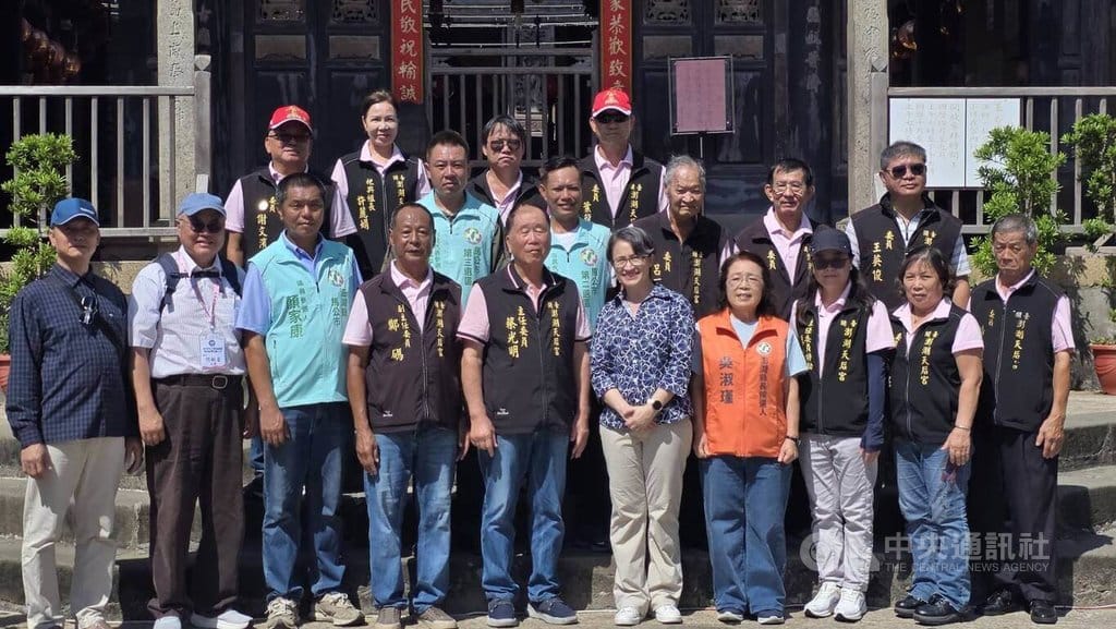 副總統蕭美琴（前右5）17日在民主進步黨澎湖縣長參選人吳淑瑾（前右4）等陪同下，參拜澎湖天后宮，向媽祖祈求國泰民安。 圖：中央社