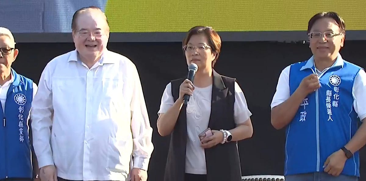 國民黨今天下午在彰化縣員林市舉辦「核能才有電」公投造勢活動，彰化縣長王惠美意外現身，首度與國民黨彰化縣長參選人魏平政同台。 圖：截自魏平政臉書影片